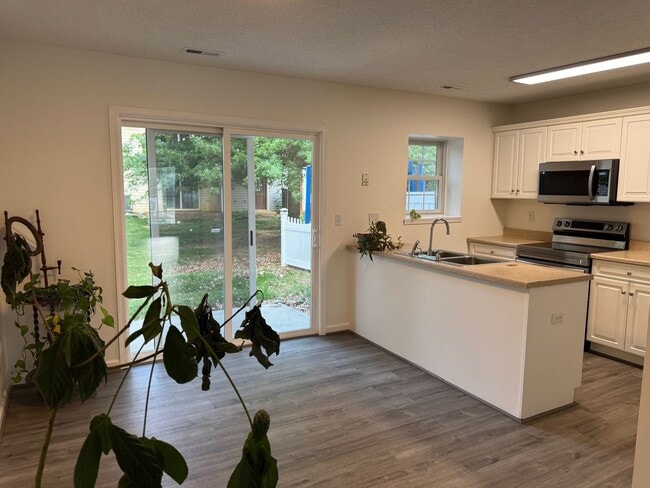 Building Photo - 3 Bedroom 2.5 Bath Townhouse with Full Unf...