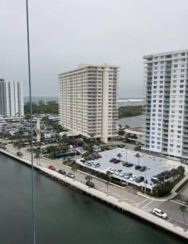 Foto del edificio - 400 Kings Point Dr