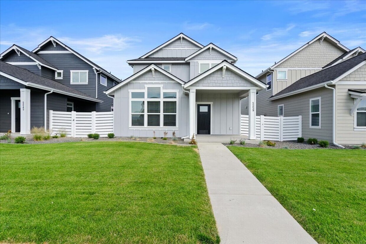 Foto principal - Spacious 4-Bedroom Home with Modern Comforts