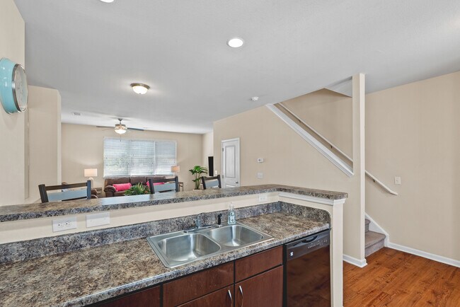 Cocina - The Vue at College Square (Student Housing)