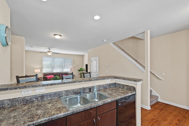 Kitchen - The Vue at College Square (Student Housing)
