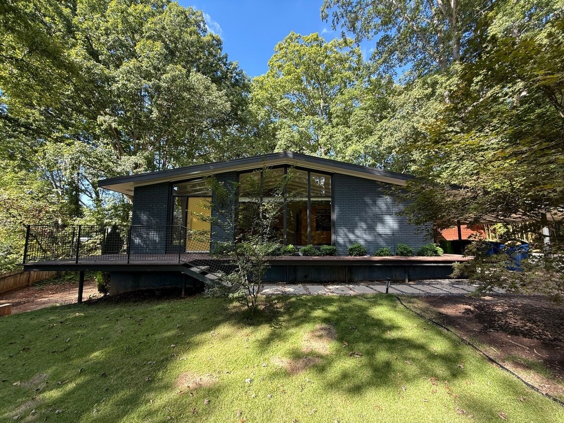 Primary Photo - Luxurious 4BD, 3BA Raleigh Home with Fence...