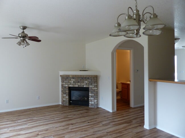 Building Photo - 1214 Forsythia Ave
