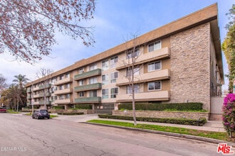 Building Photo - 525 N Sycamore Ave