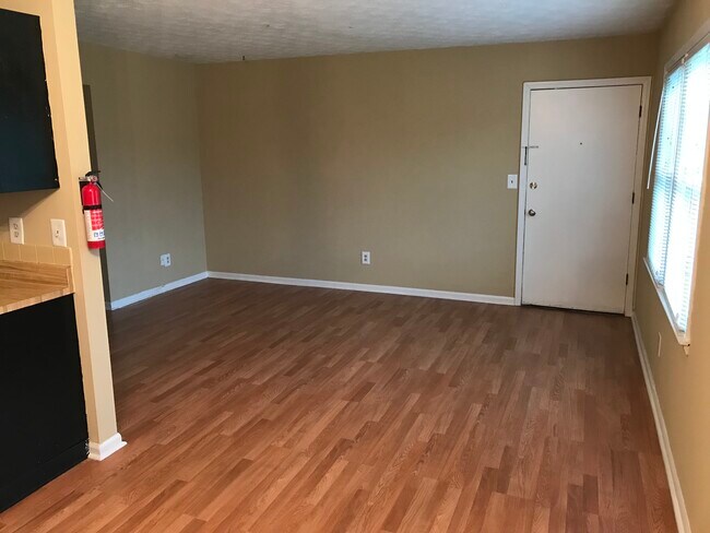 Foto del edificio - 3717 Camelot Dr
