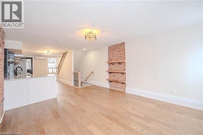 Photo du bâtiment - 310 King St E