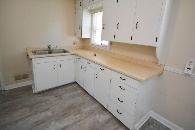 Building Photo - 3 bedroom home on corner lot with beautiful hardwood floors!