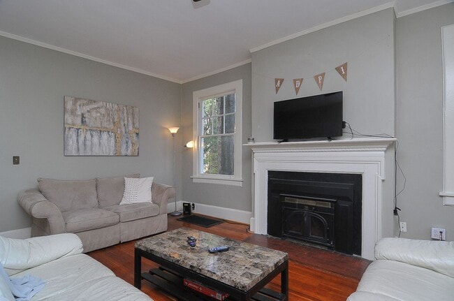 Building Photo - 3BR / 2.5BA Home – Walk to University Campus & Five Points!