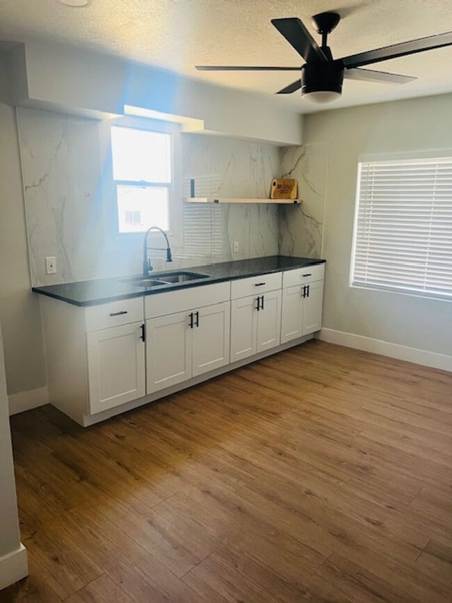 Building Photo - Beautifully remodeled home