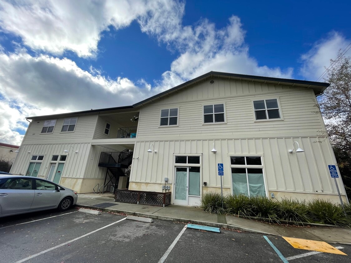 Building Photo - 1881 E 8th St