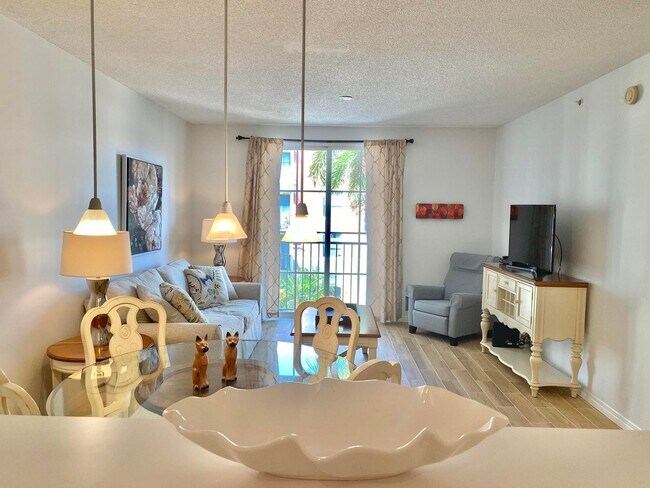 Building Photo - 720 S Sapodilla Ave