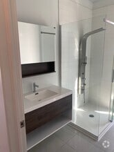 Building Photo - 975 Av Saint-Charles