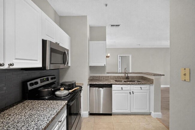 Building Photo - 18001 Richmond Pl Dr