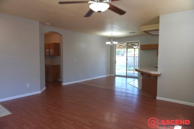 Building Photo - Beautiful home located in the Northwest!