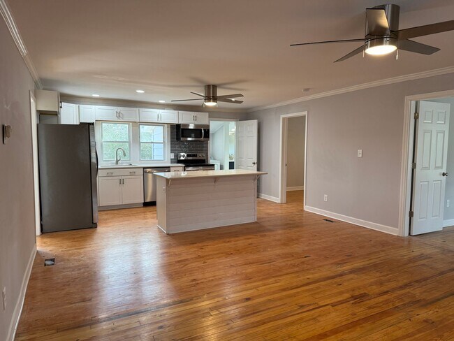 Foto del edificio - Renovated 3 bedroom 2 bathroom home with large yard