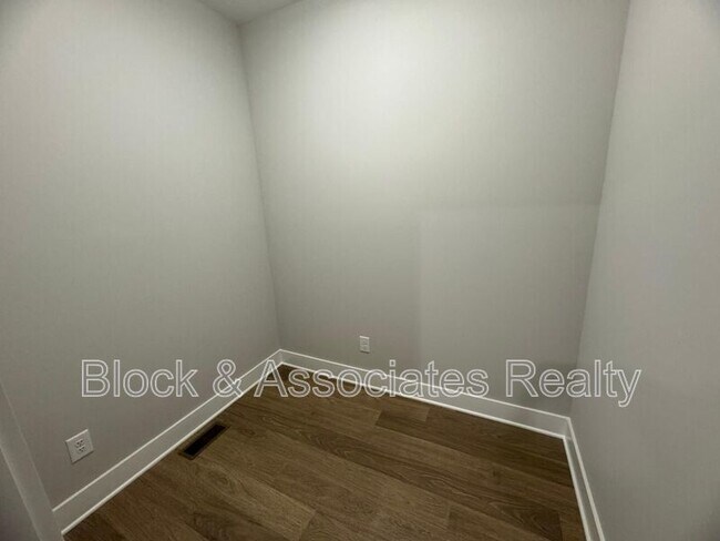 Building Photo - 1130 Cedarhurst Drive