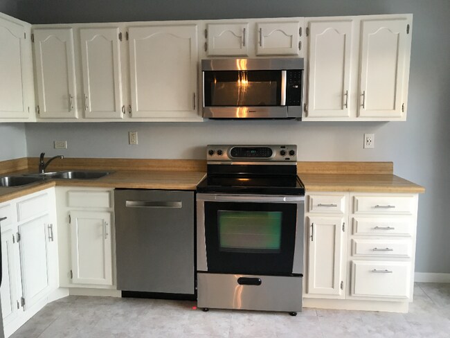 Building Photo - 132 Carmel Woods Dr