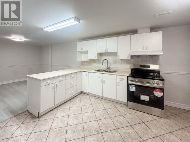 Building Photo - 130 Kingslake Rd