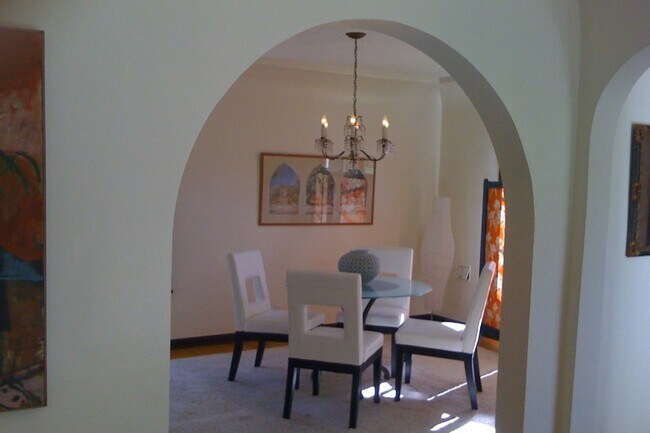El arco de entrada de Bountiful Comedor - 9135 Gibson St