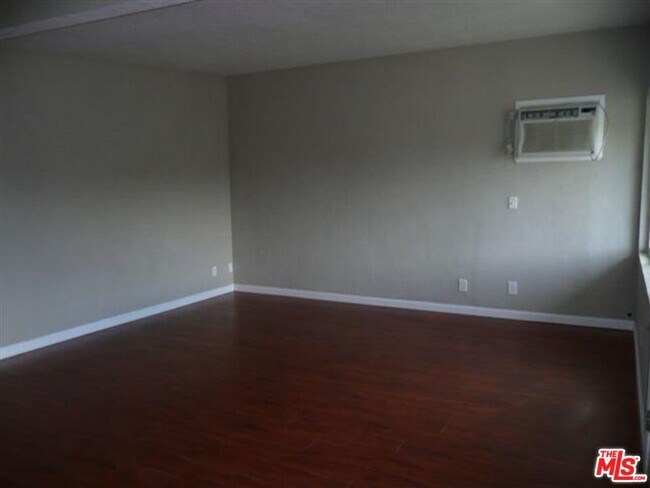 Foto del edificio - 310 N Cherry St