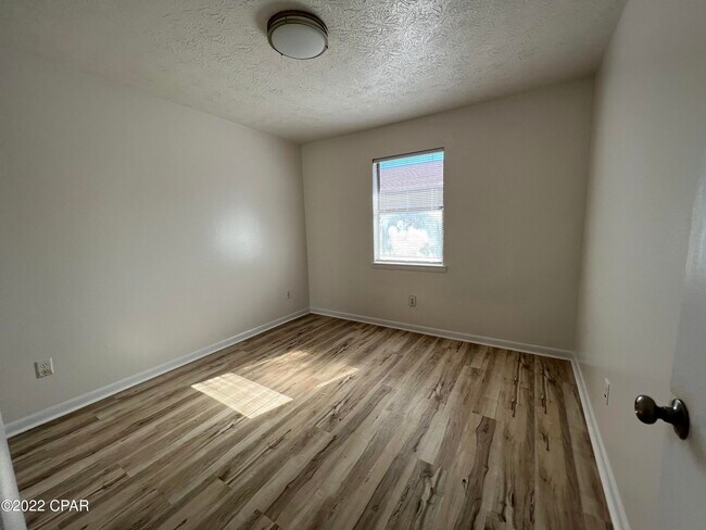 Building Photo - 901 Russ Lake Dr