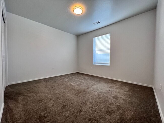 Foto del edificio - Modern 4 Bedroom, 2 Bath Home in the Charm...