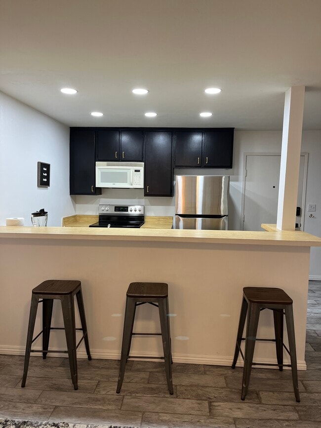 Building Photo - 363 Newport Ave