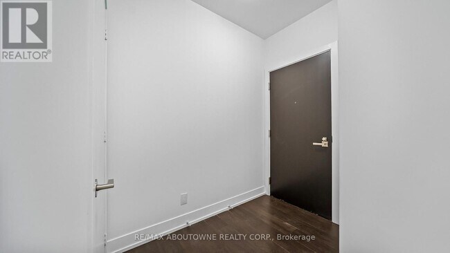 Building Photo - 9471-L9471 Yonge St