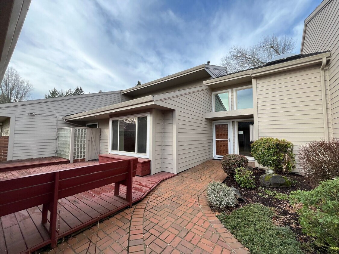 Primary Photo - Prime Charbonneau Golf Community Location!...