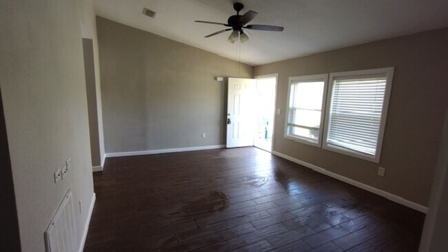 Foto del edificio - 933 Meadowlark Circle