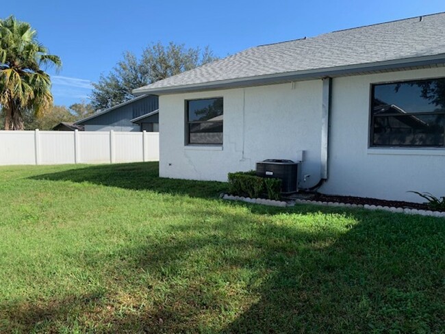 Building Photo - Spacious 2/2 duplex with garage is NOW AVA...