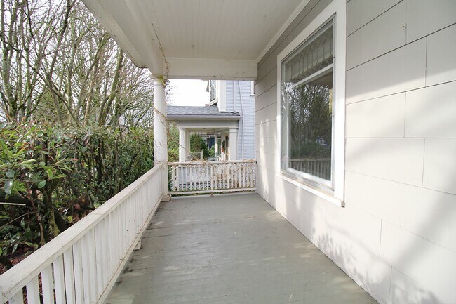 Building Photo - Classic SE PDX Charm in Fab SE Belmont/Haw...
