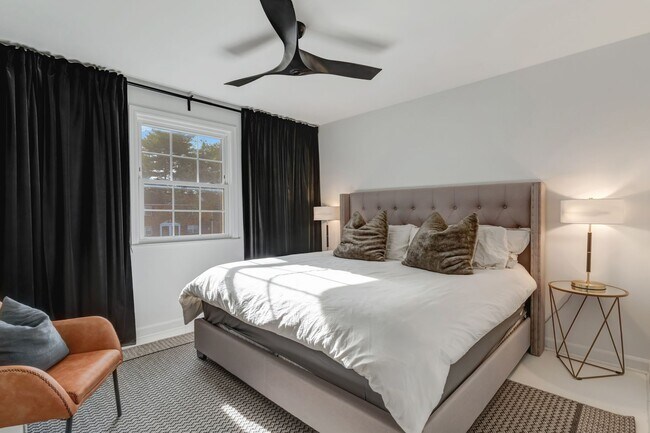 Foto del edificio - Live just minutes from the charm and excit...