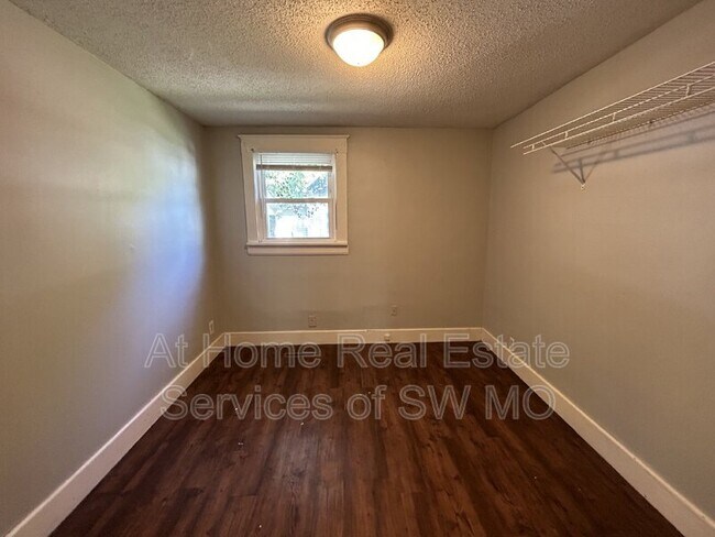 Building Photo - 828 W Monroe Terrace