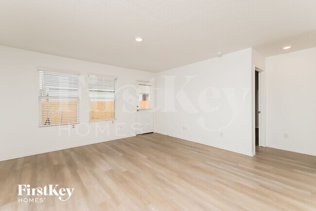 Foto del edificio - 10422 McClintock Dr