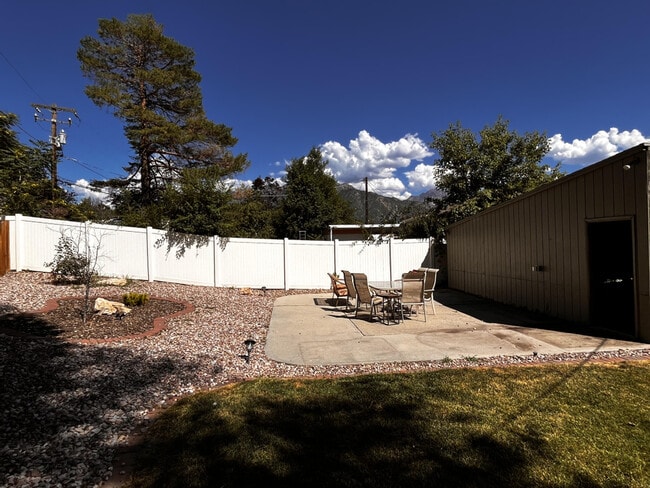 Building Photo - 1547 E Lanebrook Ln