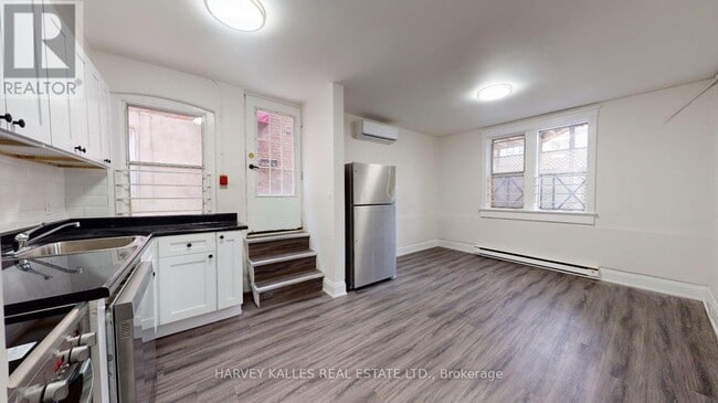 Building Photo - 1065 Bathurst St
