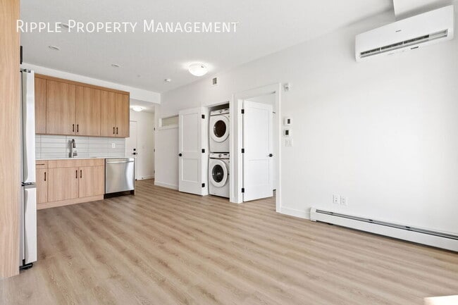 Photo du bâtiment - Modern 2 Beds, 1 Baths Apartment/Condo | 2...