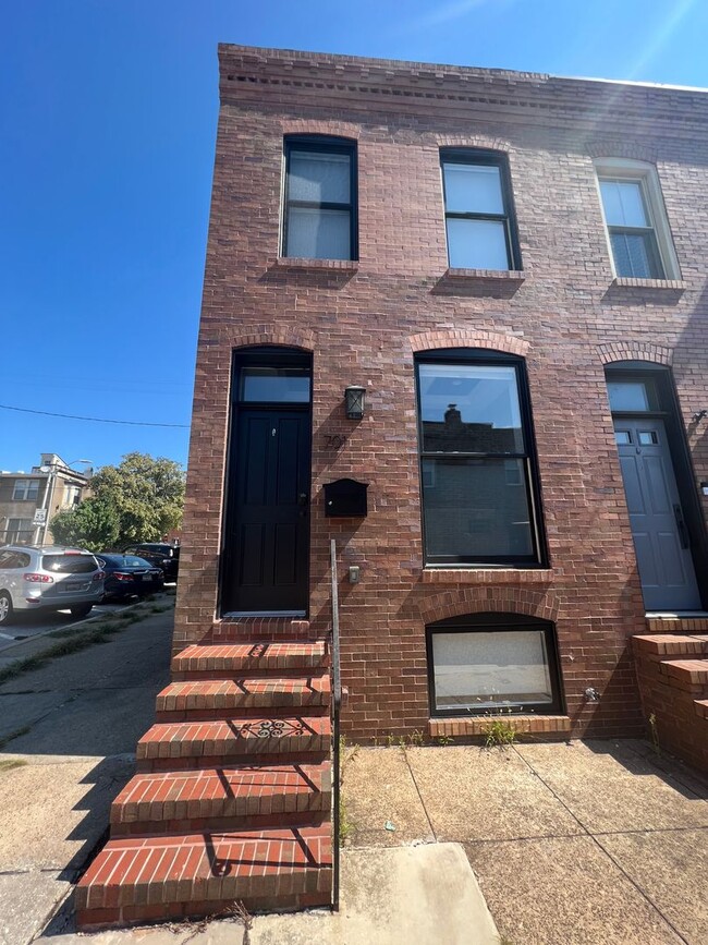Building Photo - Charming 2 Bedroom/3 Bathroom Townhome in ...