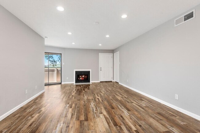 Foto del edificio - 8293 Creekbend Dr