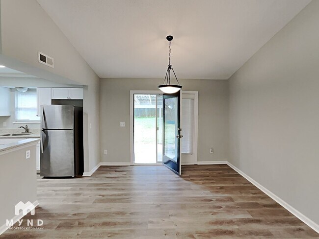 Foto del edificio - 6202 Blue Jay Ln