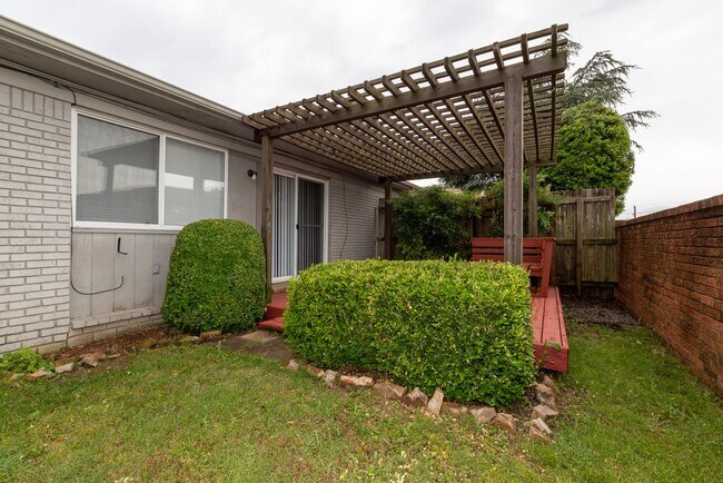 Building Photo - Newly Renovated 3 Bed / 2 Bath Duplex in T...