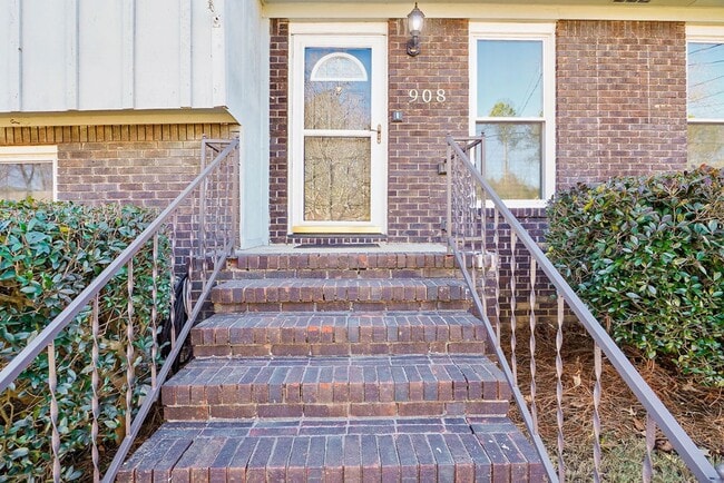 Foto del edificio - 908 Ryecroft Rd