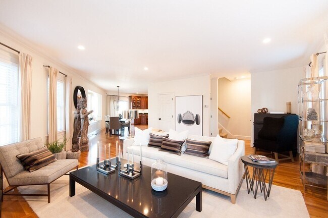 Foto del edificio - 402 E 3rd St