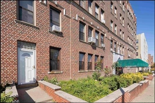 Foto del edificio - 6209-6215 Boulevard East-