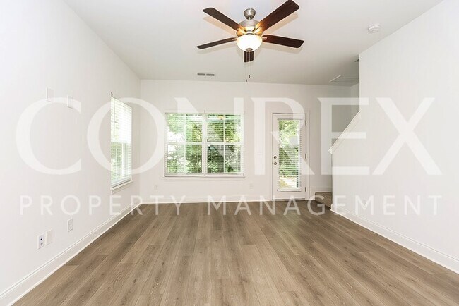 Building Photo - Stunning 3 Bedroom in Lebanon!