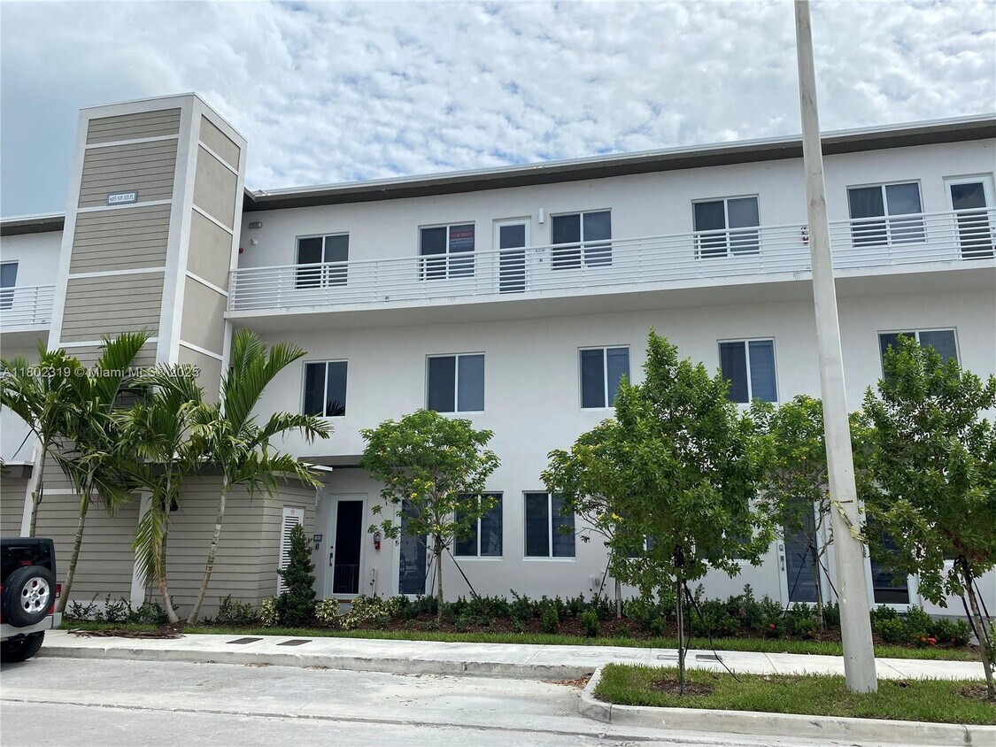 Foto principal - 6455 NW 103rd Pl