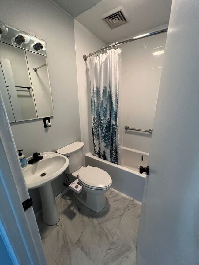 Building Photo - Welcome to this charming 2 bedroom, 1 bath...