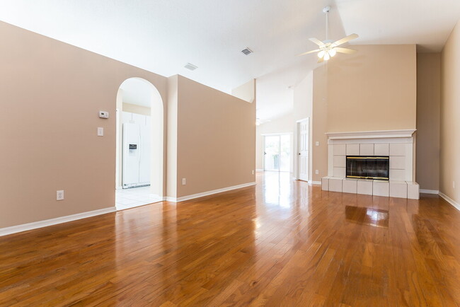 Foto del edificio - 10129 Dean Point Pl