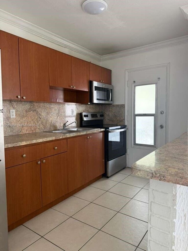 Foto del edificio - 890 NW 45th Ave